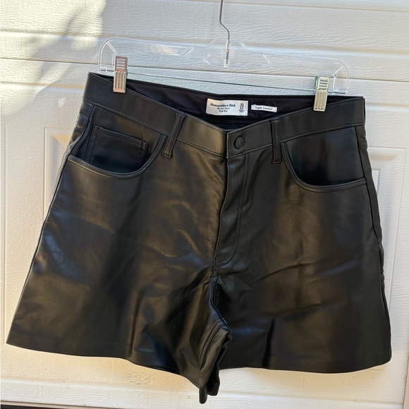 Abercrombie & Fitch Black Vegan Leather The Dad Short High Rise  Size 12 - Picture 7 of 7